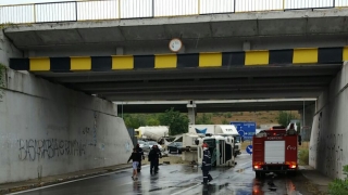 Accident grav la Cernavodă! Un tir s-a răsturnat iar șoferul este încarcerat!