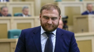 Un senator rus, acuzat de multiple crime. L-au arestat de la birou
